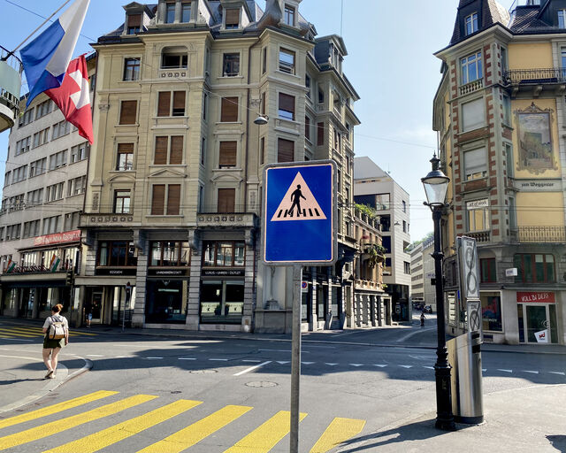 A Swiss pedestrian crossing sign with 7 stripes