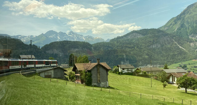 Train going around a bend close to Lungern