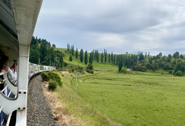 The Northern Explorer travelling around a curve in Lower Kawhātau