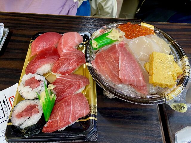 Breakfast at Tsukiji Fish Market 