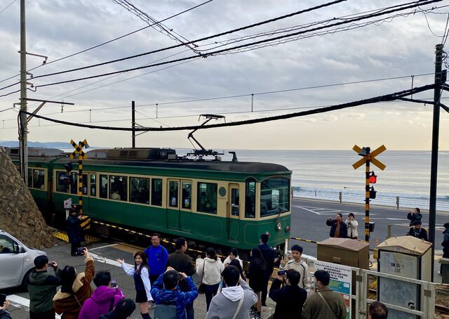 Kamakurakōkōmae Station and the railway crossing
