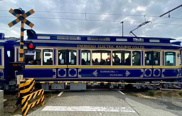 Kamakurakōkōmae Station and the railway crossing