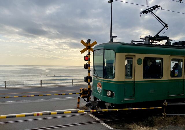 Kamakurakōkōmae Station and the railway crossing