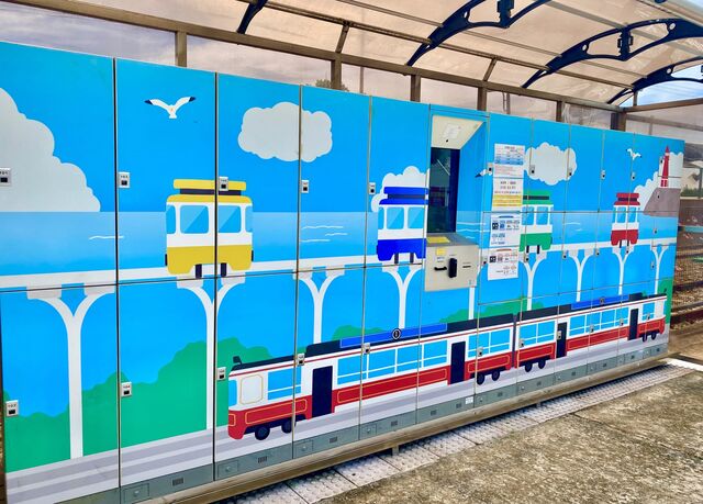 Songjeong Station — Station building and luggage lockers