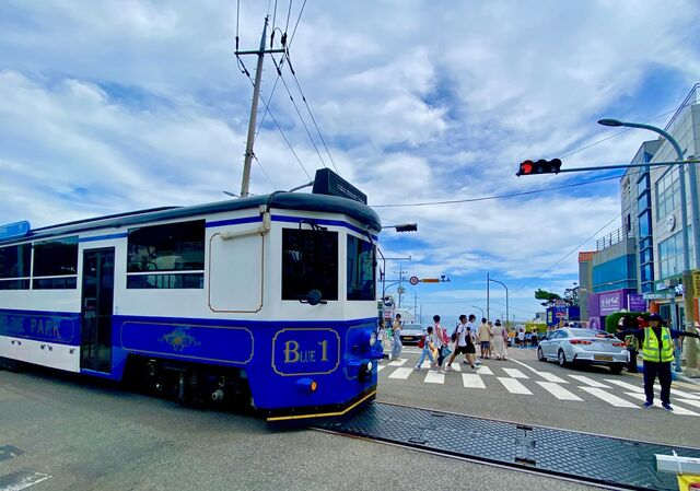 Cheongsapo Station and the beachside railway crossing