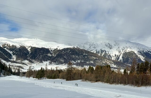 Skiiers near Punt Muragl Station