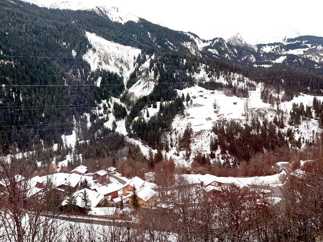 Approaching the village of Molinis