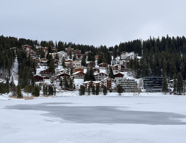 Arosa and the frozen Obersee